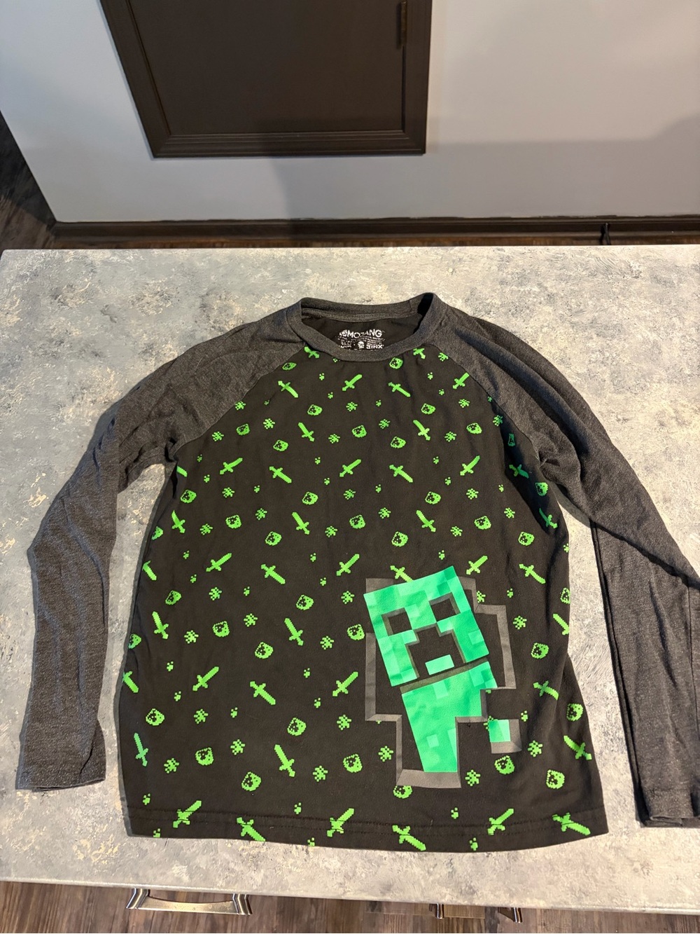 Minecraft Boys' Long Sleeve Creeper Graphic Tee - Black & Green
